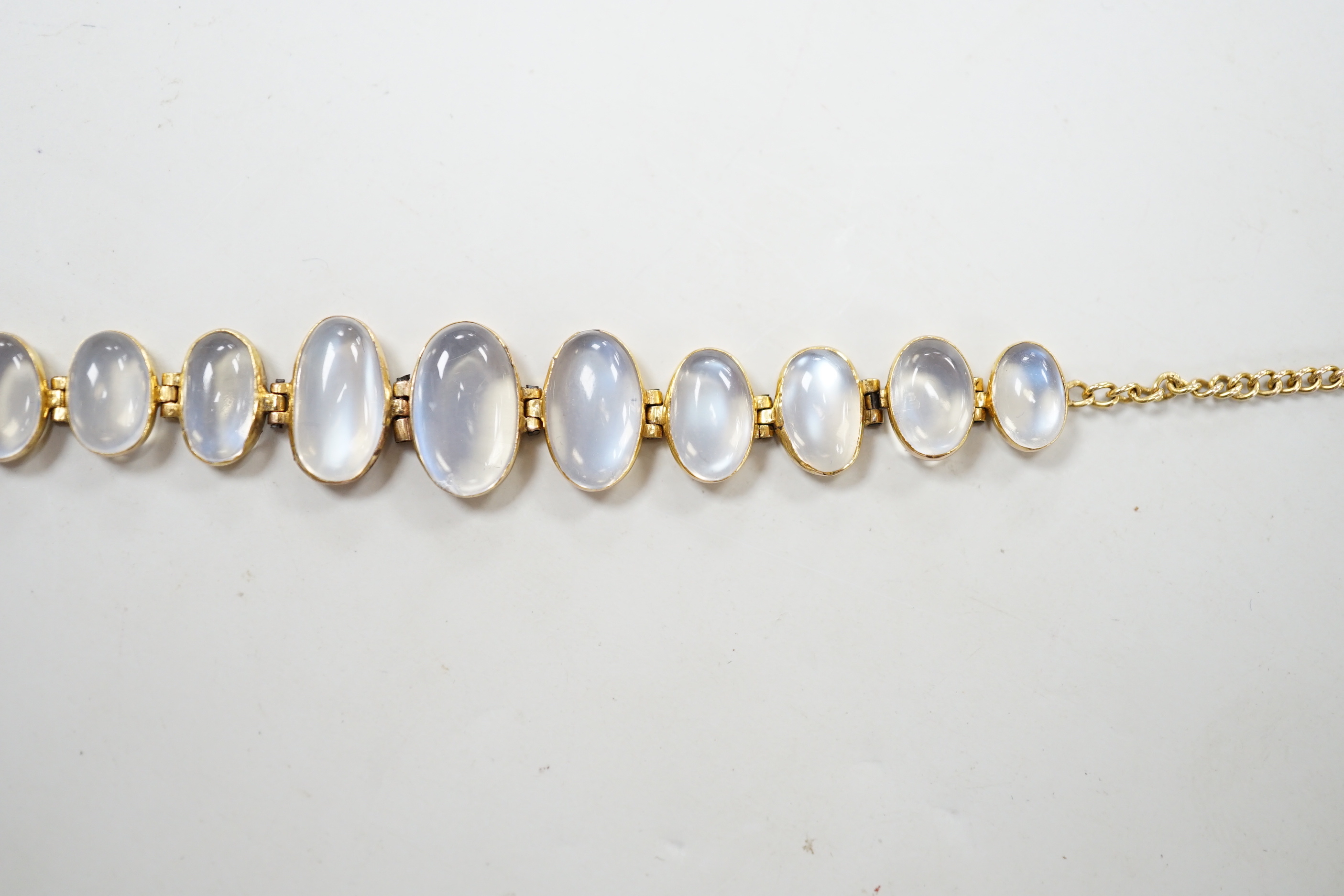A 9ct and graduated oval cut moonstone set bracelet, 16cm, gross weight 5 grams.